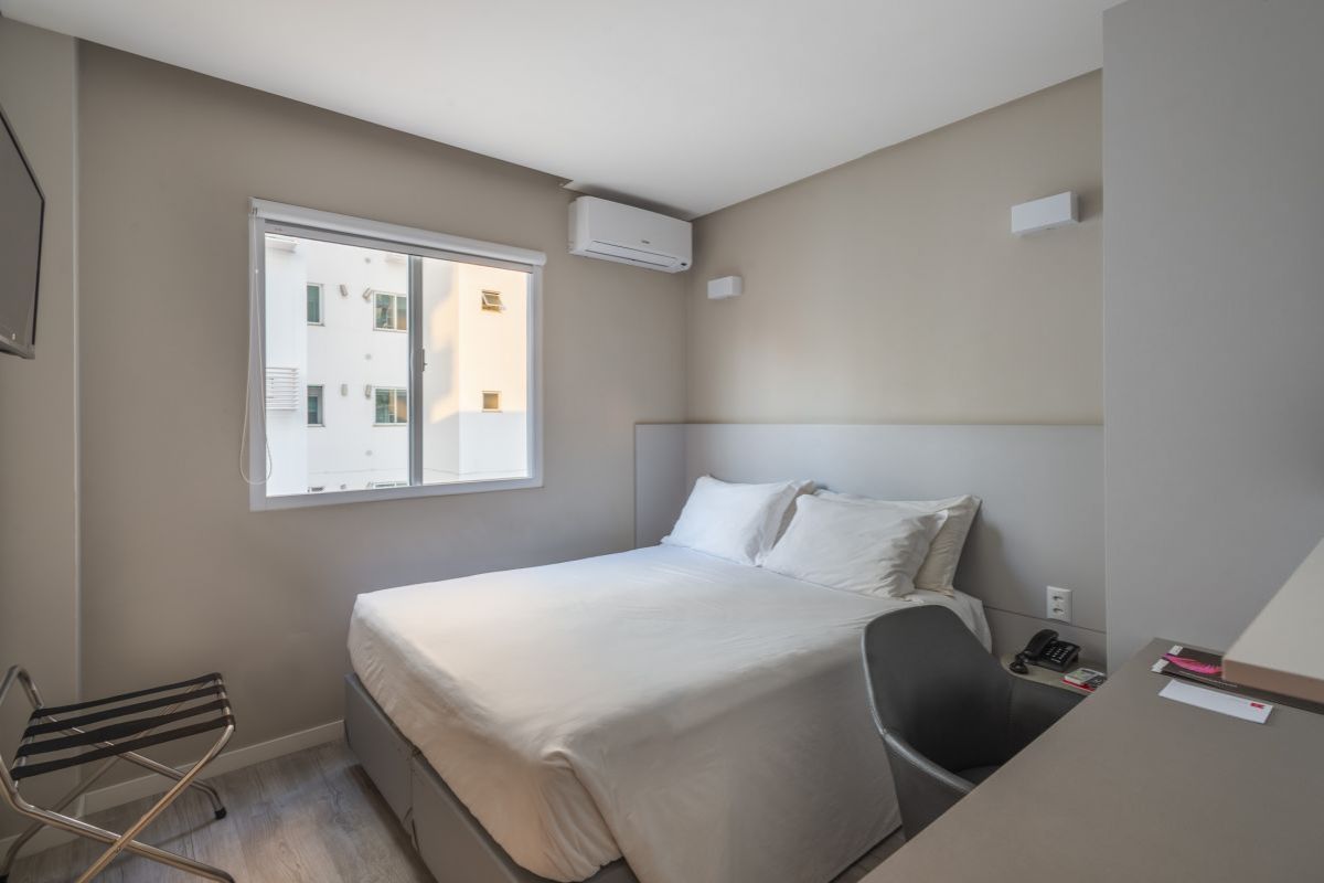 Hospedagem Inteligente: Por que o Quarto Duplo Slim é o melhor custo-benefício para a sua viagem a Balneário Camboriú
