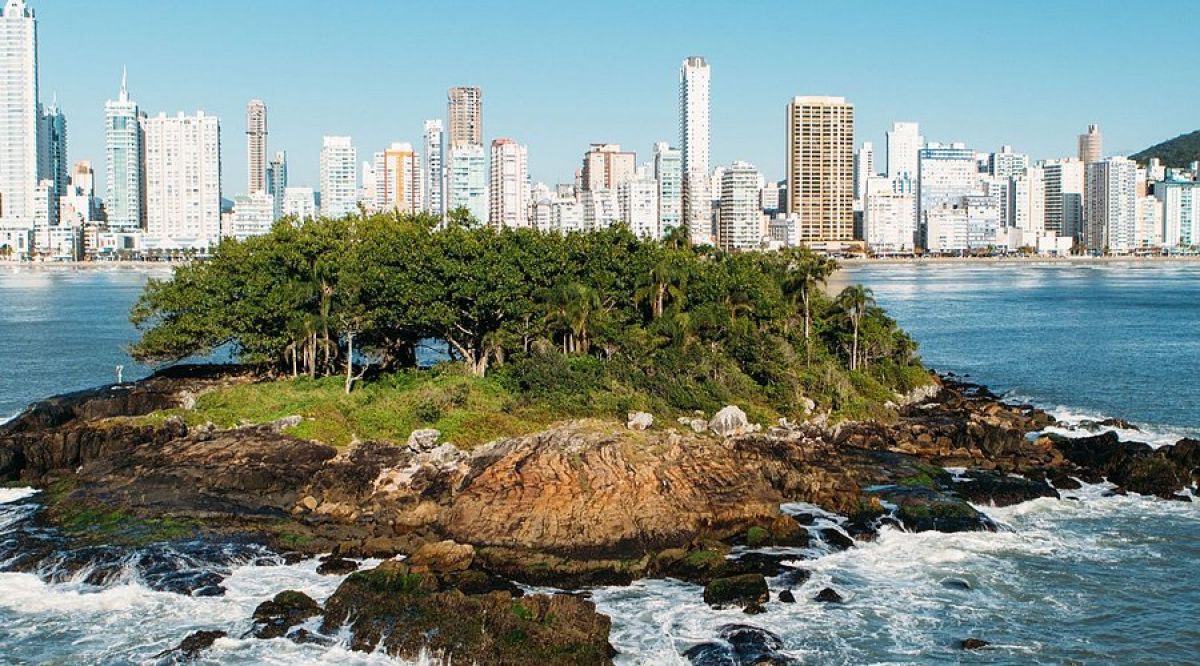 Ilha das Cabras em Balneário Camboriú: História, Mistérios e Como Visitar o Cartão-Postal