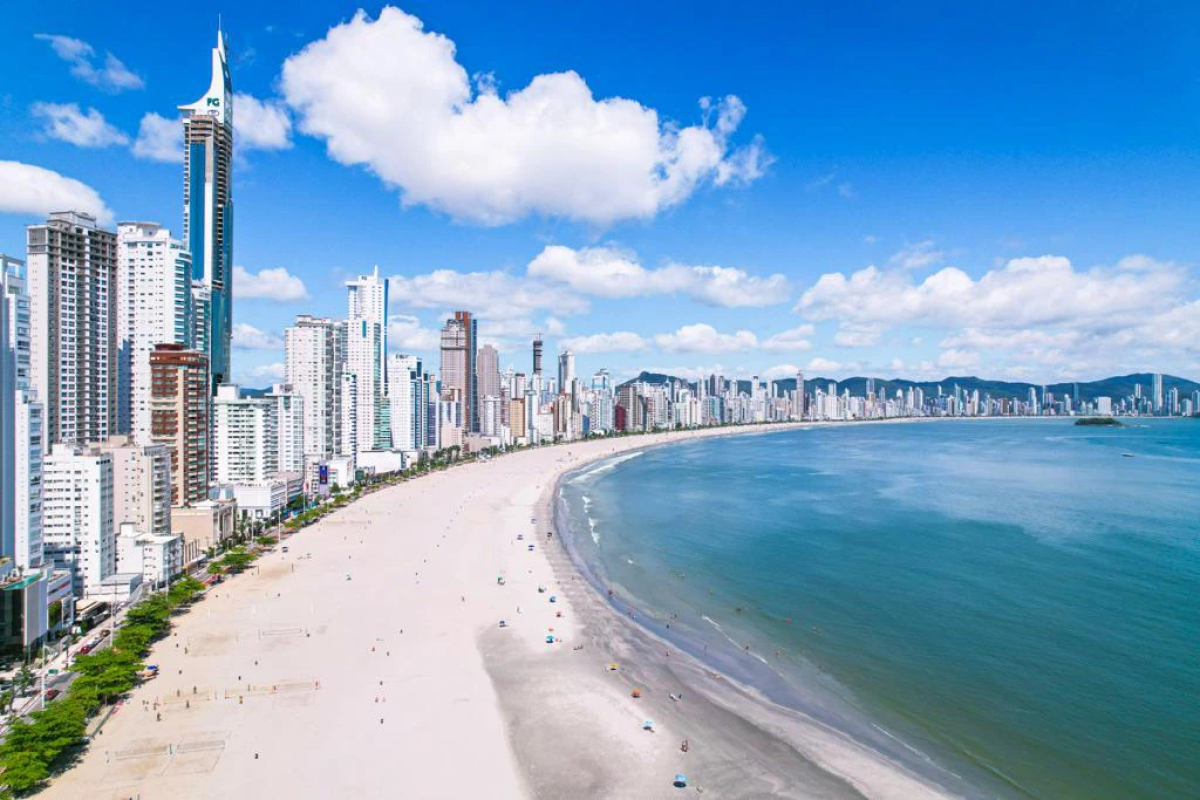 O Vibrante Cenário Noturno que Transforma a Praia Central de Balneário Camboriú