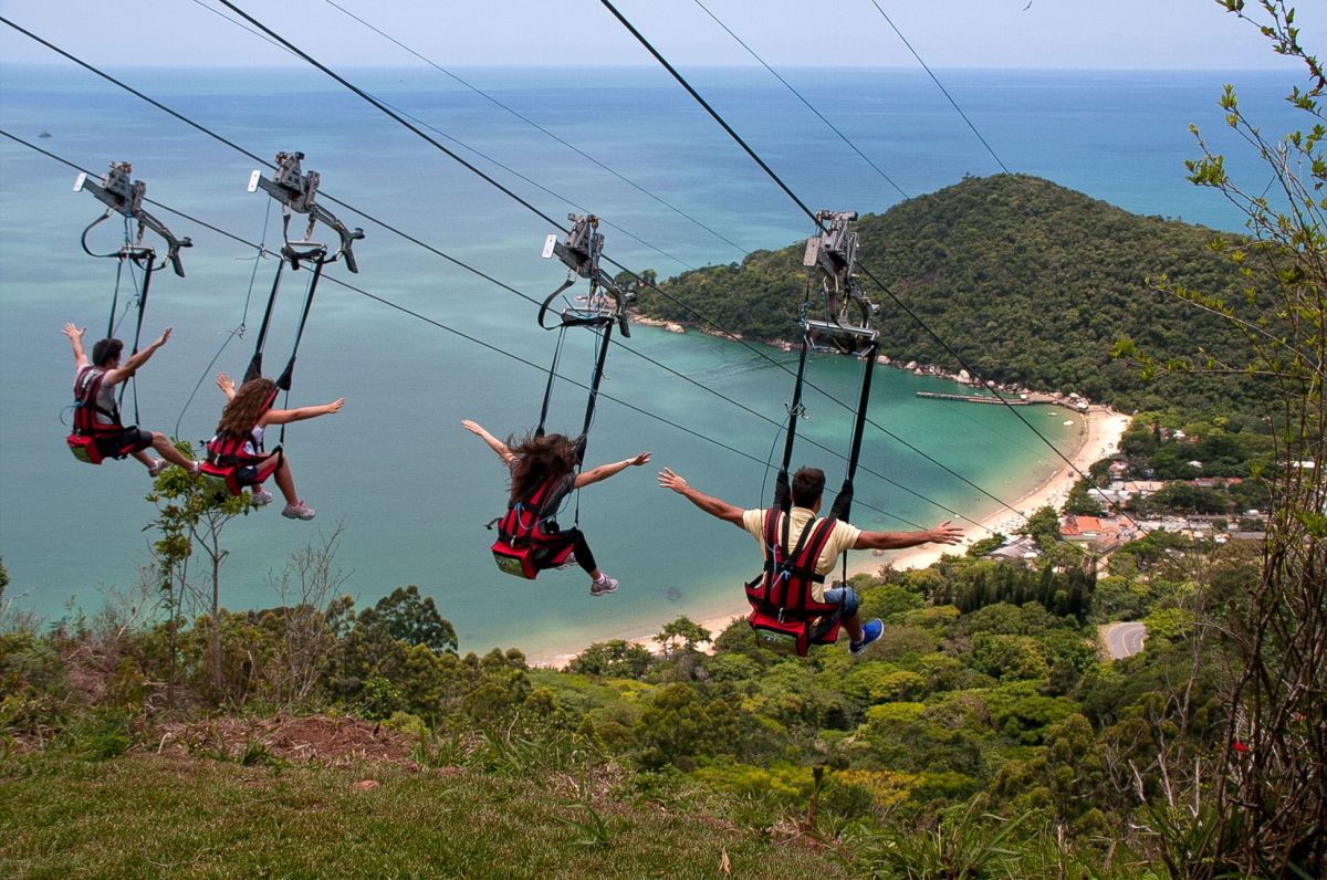 O Cartão-Postal em Movimento: A Jornada Panorâmica do Parque Unipraias que Conecta a Cidade à Natureza Selvagem