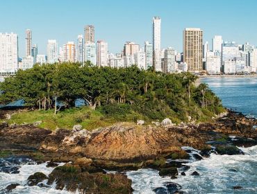 Ilha das Cabras em Balneário Camboriú: História, Mistérios e Como Visitar o Cartão-Postal