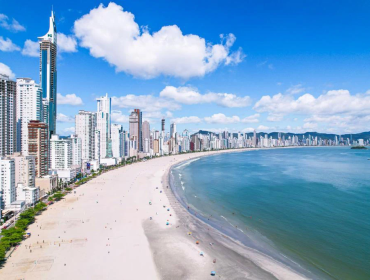 O Vibrante Cenário Noturno que Transforma a Praia Central de Balneário Camboriú
